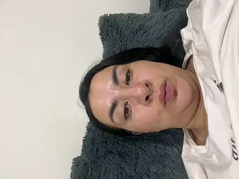 Abril Luv online show from February 20, 2025, 1:57 am