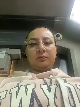 Abril Luv online show from March 4, 2025, 1:01 am