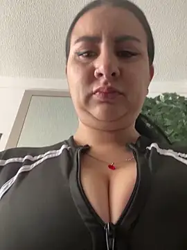 Abril Luv online show from October 9, 2025, 1:20 pm