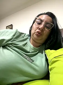 Abril Luv online show from December 2, 2025, 1:22 am