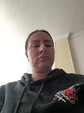 Abril Luv online show from February 26, 2026, 1:10 pm