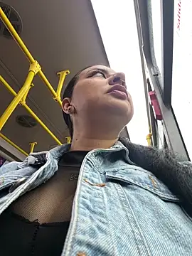 Abril Luv online show from March 27, 2026, 12:05 pm