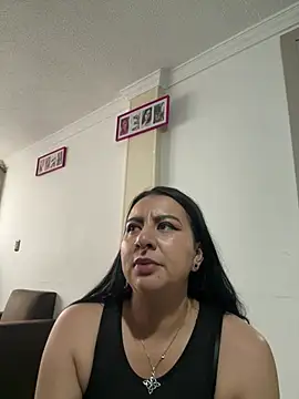 Abril Luv online show from April 15, 2026, 1:18 pm