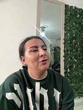 Abril Luv online show from April 16, 2026, 1:23 pm