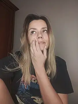 KrissSexi online show from November 28, 2025, 5:15 pm