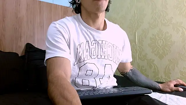 Snapshot of AlbertBernal69 chatting on January 11, 2025, 2:20 am AlbertBernal69 online show from January 11, 2025, 2:20 am