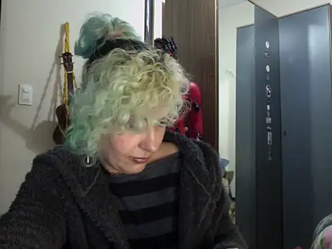 Snapshot of MariLouM chatting on June 25, 2026, 8:57 pm MariLouM online show from June 25, 2026, 8:57 pm