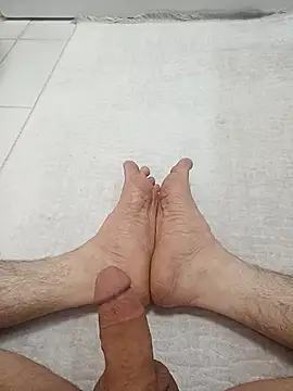 Snapshot of Hardapple01 chatting on March 13, 2025, 11:05 pm Hardapple01 online show from March 13, 2025, 11:05 pm