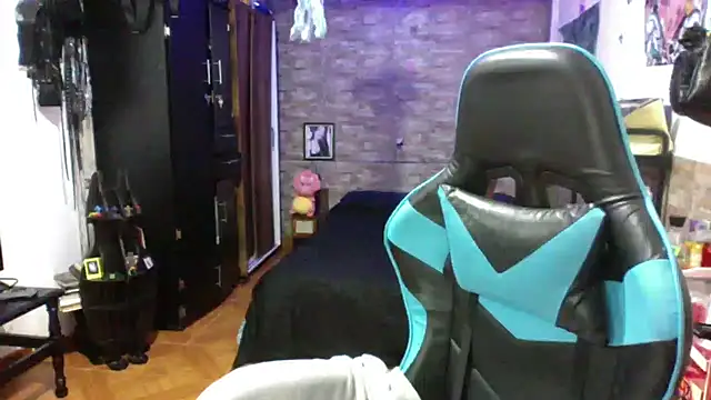 Snapshot of AngelaQueen_ chatting on February 4, 2026, 4:57 pm AngelaQueen online show from February 4, 2026, 4:57 pm