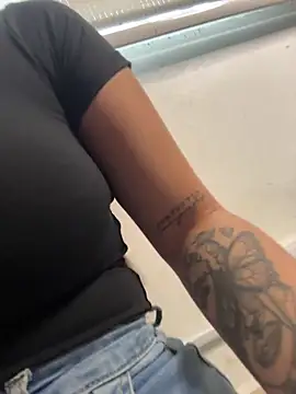 Snapshot of LunaBaker-1 chatting on November 17, 2025, 8:36 pm LunaBaker-1 online show from November 17, 2025, 8:36 pm