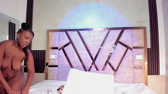 Athenea Mills online show from December 4, 2025, 6:49 pm