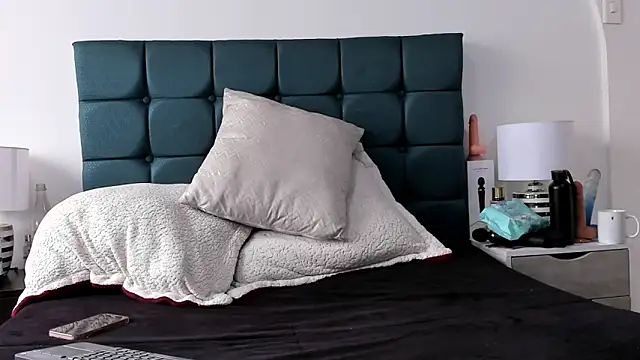 charlott lens online show from February 10, 2025, 7:28 pm