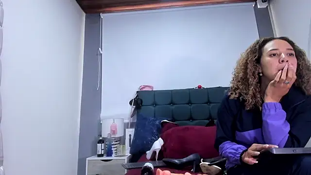 charlott lens online show from September 22, 2025, 2:08 pm