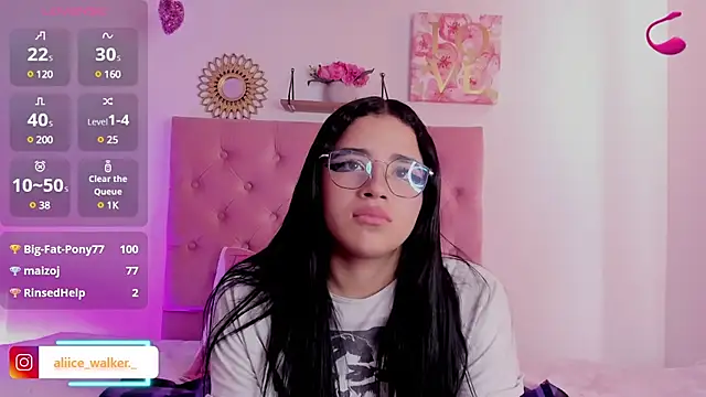 Snapshot of aliice_walker_ chatting on December 6, 2024, 6:39 pm aliice walker online show from December 6, 2024, 6:39 pm