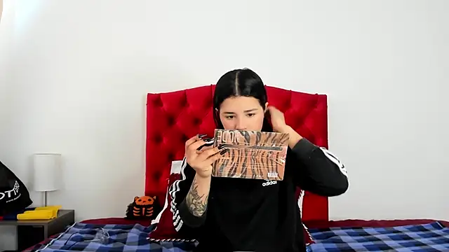 Snapshot of aliice_walker_ chatting on December 14, 2024, 12:44 pm aliice walker online show from December 14, 2024, 12:44 pm