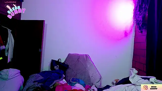 Roxanbunny1 online show from November 12, 2025, 3:29 am