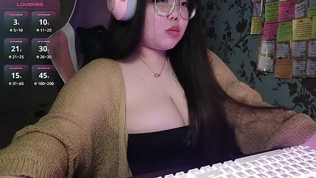 ANNELIESE  online show from December 4, 2024, 8:18 pm