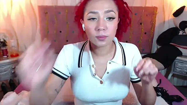 IsabelaLatina online show from October 22, 2025, 2:17 pm