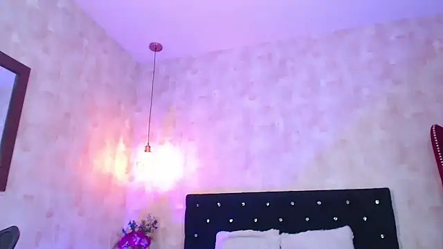 Snapshot of IsabelaLatina chatting on June 25, 2026, 5:12 am IsabelaLatina online show from June 25, 2026, 5:12 am