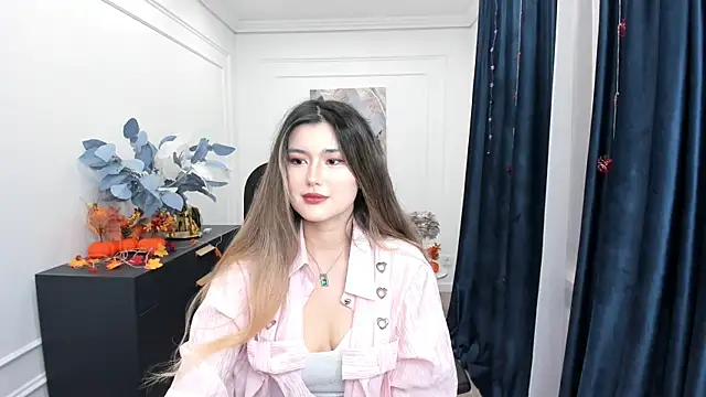 AnneTLi online show from October 28, 2025, 3:32 am