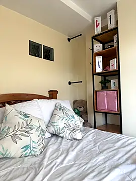 Nicollemays online show from October 7, 2025, 1:08 pm