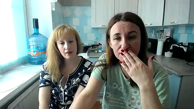 DonnaMagdalena online show from September 30, 2025, 7:13 am