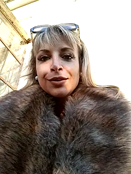 Snapshot of Cute_Anissa chatting on March 18, 2025, 5:21 pm Cute Anissa online show from March 18, 2025, 5:21 pm