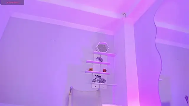 Snapshot of CamileHolmes chatting on February 21, 2025, 5:35 am CamileHolmes online show from February 21, 2025, 5:35 am