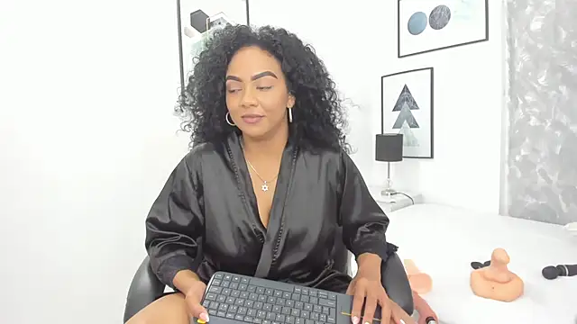 Tanisha  campbell online show from December 20, 2024, 4:04 pm