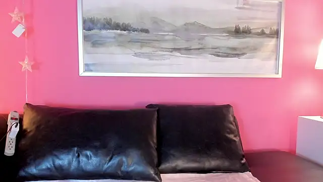 Tiffanysurez  online show from November 21, 2025, 9:02 pm