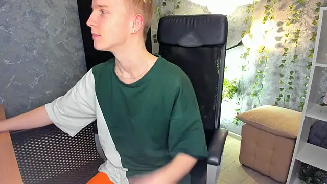 Snapshot of AlexxSweet chatting on December 20, 2024, 10:49 am AlexxSweet online show from December 20, 2024, 10:49 am