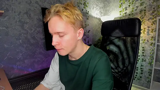 Snapshot of AlexxSweet chatting on December 21, 2024, 7:35 am AlexxSweet online show from December 21, 2024, 7:35 am