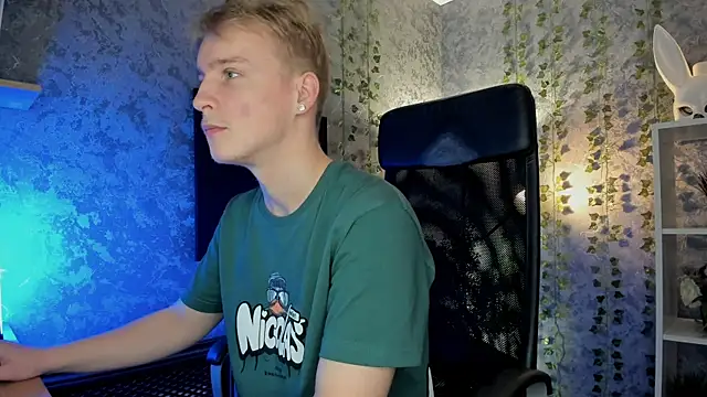 Snapshot of AlexxSweet chatting on October 5, 2025, 6:45 am AlexxSweet online show from October 5, 2025, 6:45 am