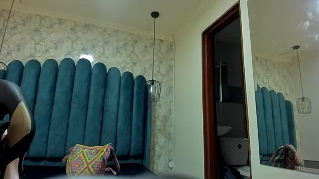 nalalye cruzz  online show from October 18, 2025, 2:36 am