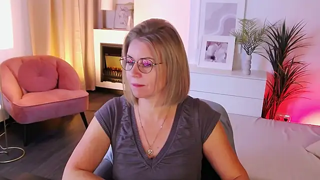 Annie Light online show from October 5, 2025, 5:39 am