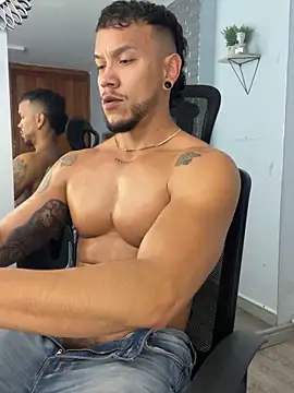 ARON TAYLER01 online show from March 18, 2025, 4:48 pm