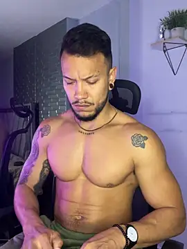 ARON TAYLER01 online show from October 2, 2025, 10:22 am