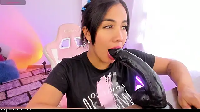 Snapshot of KAROLIVONNE chatting on December 4, 2024, 7:45 pm KAROLIVONNE online show from December 4, 2024, 7:45 pm