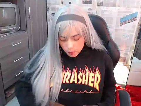 i am nina  online show from November 11, 2025, 5:35 pm