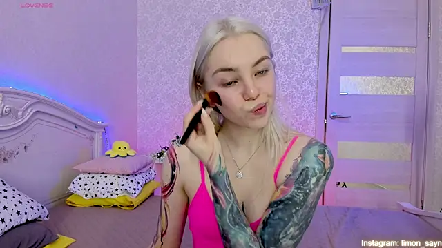 LillyMoure  online show from March 20, 2025, 11:45 pm