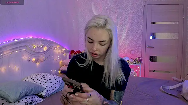 LillyMoure  online show from September 26, 2025, 11:20 pm