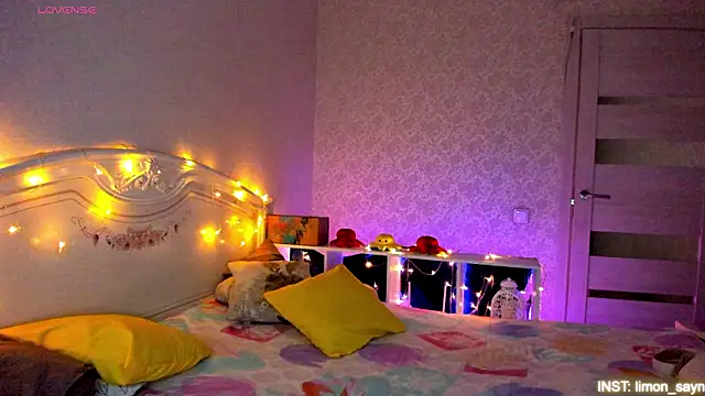 LillyMoure  online show from March 27, 2026, 11:37 pm