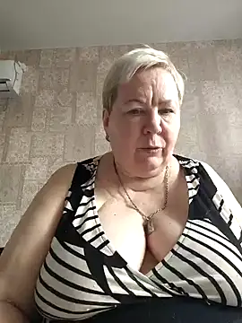 Snapshot of EffectFiona chatting on March 18, 2025, 11:19 am EffectFiona online show from March 18, 2025, 11:19 am