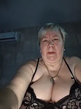 EffectFiona online show from October 9, 2025, 12:58 pm