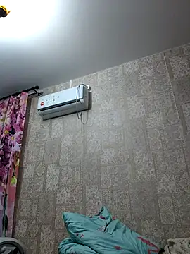 EffectFiona online show from December 3, 2025, 4:09 am