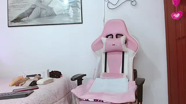 Amelie Rousell online show from October 6, 2025, 2:25 pm