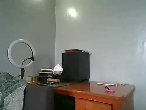 Prettybecs online show from October 6, 2025, 7:50 am