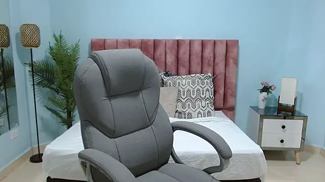 sophia hadid online show from November 19, 2025, 8:20 pm