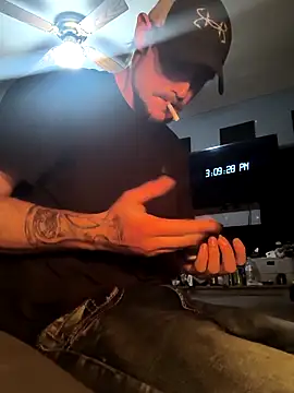 Snapshot of Midwestalpha chatting on December 17, 2025, 9:10 pm Midwestalpha online show from December 17, 2025, 9:10 pm