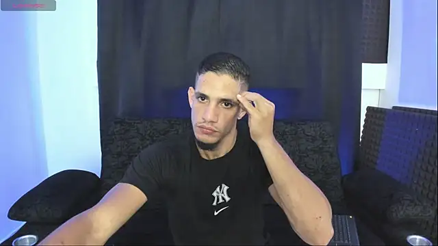 jhonnysnow17 online show from May 15, 2026, 8:43 am